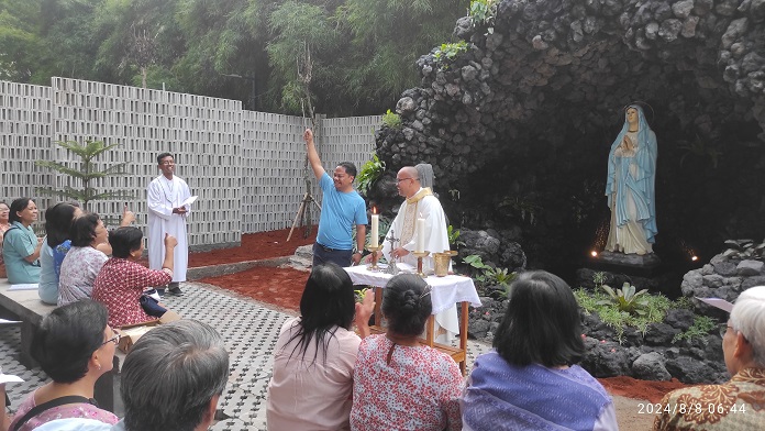 Romo Matius mendapat Rosario St. Bernadet dari Romo Lamm PAKAI